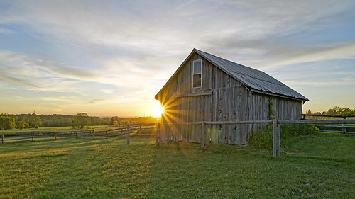 barn farm sony sonya7ii sonyfe24240mm sunset sky sun ontario clouds goldenhour