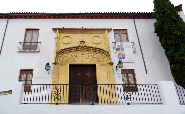 edificio portada exterior antiguo palacio Casa del Bailío Biblioteca Viva de Al-Andalus en cuesta del Bailio Córdoba 02