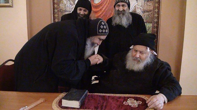 الراهب القمص فانوس الأنبا بولا مع الأنبا كيرلس أسقف ورئيس دير مارمينا مريوط (5)
