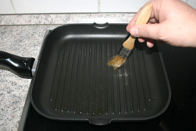 11 - Pfanne mit Öl bepinseln / Dredge pan with oil