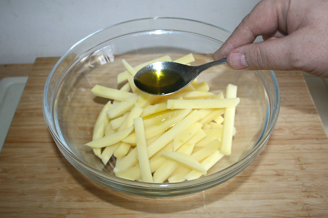 07 - Öl zu Pommes geben / Add oil to fries