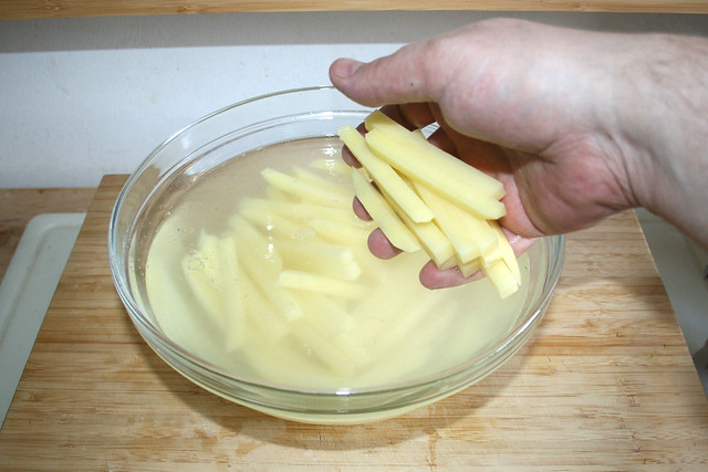 04 - Pommes in kaltes Wasser legen / Put fries in cold water