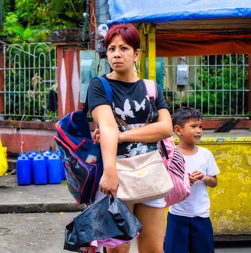 street people mother child boy woman filipina sony a6000 city philippines asia silay