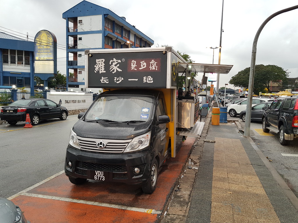 @ 羅家臭豆腐 Loujia Stinky Tofu Food Truck in SS2