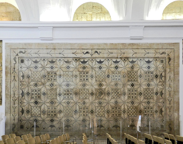 mosaico romano geometrico con delfines y anclas salon de los mosaicos museo Alcázar de los Reyes Cristianos Cordoba