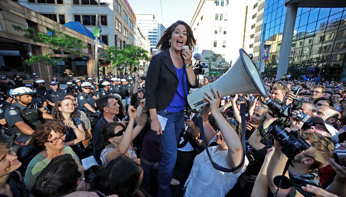 娜歐蜜‧克萊恩在2010年多倫多20國集團峰會上抗議。（圖片來源：Lucas Oleniuk / Toronto Star via Getty）