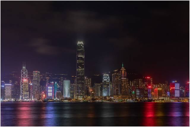 De skyline van Hongkong bij avond ...