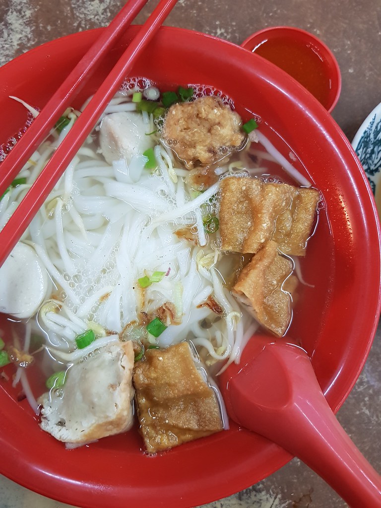 金寶魚丸粉 Kampar Fish ball Noodle rm$6 & 奶茶 TehC rm$1.90 @ 新海記餐館酒廊 Sin Hoy Kee Restaurant & Pub, PJ Kampung Cempaka