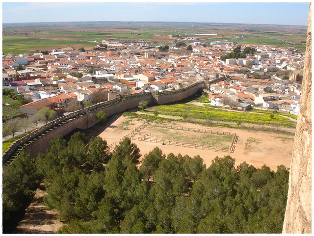 Vista de la muralla exterior y un antiguo pueblo/View of the outer wall and an ancient village
