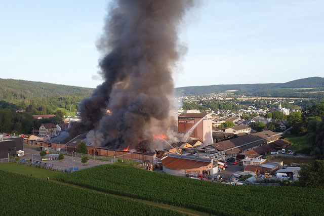 Laufen BL, Industrial site on fire ©twe☼