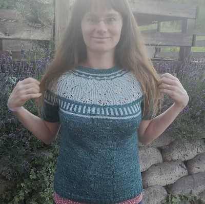 Anna (@kollar.annie) recently posted her Zweig by Caitlin Hunter that she got off her needles! She knit hers with short sleeves!