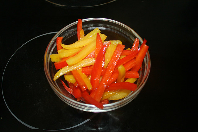 07 - Angedünstete Paprika bei Seite stellen / Put braised bell pepper aside