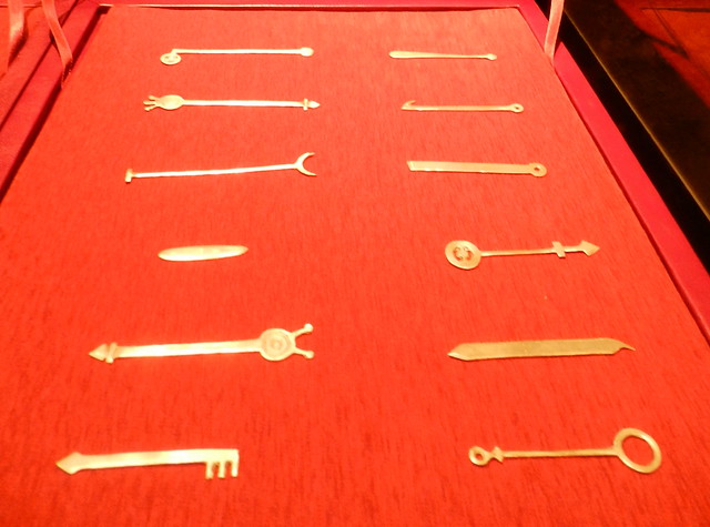 instrumentos quirúrgicos de metal creacion del medico Al-Zahrawi Museo Vivo de Al-Andalus Torre de Calahorra Cordoba 01