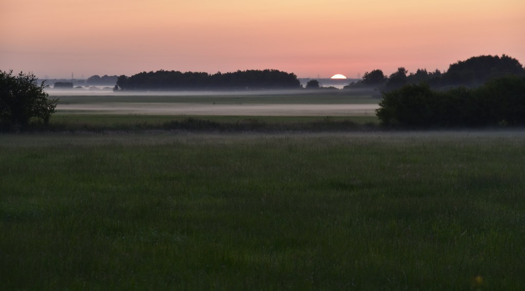 Morgens früh mit dem Rad auf dem Weg zur Arbeit - Sonnenaufgang über den Nebeln in der Sorge-Niederung; Wohlde, Stapelholm (10)