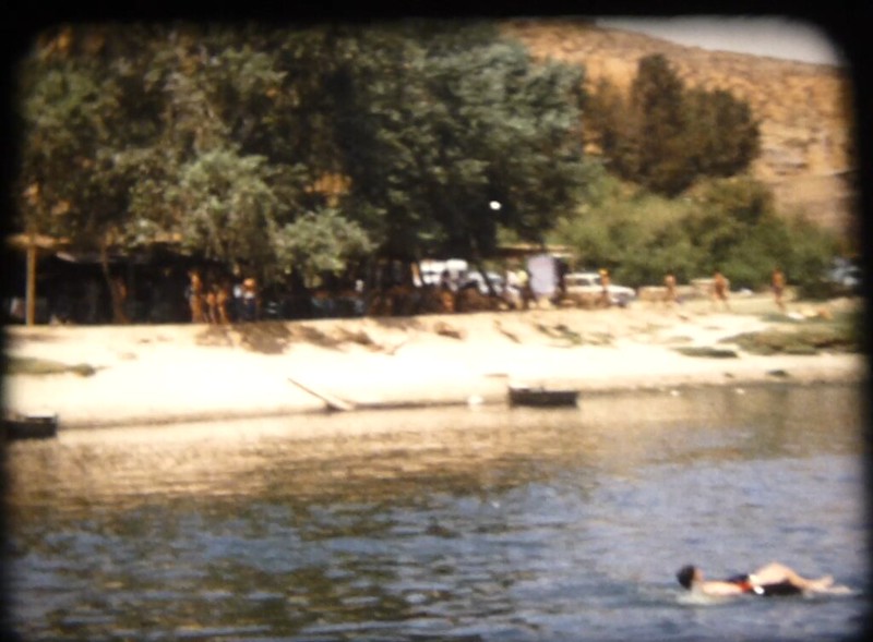 Gangos en la orilla y toledanos bañándose en el río Tajo en Toledo (Playa de Safont) hacia 1970