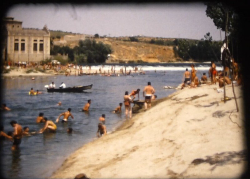 Toledanos bañándose en el río Tajo en Toledo (Playa de Safont) hacia 1970