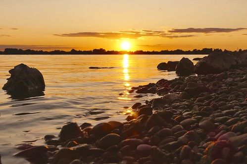 altmühlsee gunzenhausen mittelfranken franken lake summer evening sunset sundown sun shore water pebbles rocks outdoor