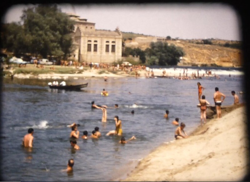 Toledanos bañándose en el río Tajo en Toledo (Playa de Safont) hacia 1970