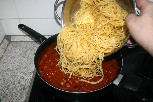 18 - Put noodles in sauce / Nudeln in Sauce geben