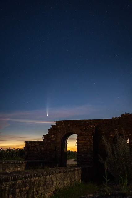 Comète C/2020 F3 (NEOWISE) au dessus des ruines romaines d'Avenches - Comet C/2020 F3 (NEOWISE) above the Roman ruins of Avenches