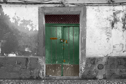 portugal alentejo serpa architecture abandonné abandoned portes doors noiretblanccoloré blackandwhite recoloured