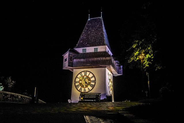 Der Grazer Uhrturm bei Nacht