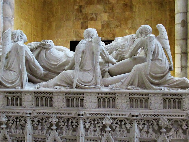 Angels and effigy, tomb of King Pedro I, Alcobaça Monastery, Portugal