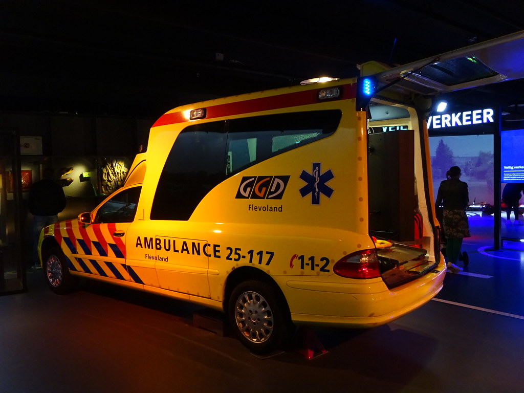 2000's Mercedes-Benz E-Klasse Ambulance, Am ambulance bas…
