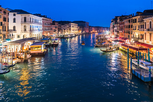 outdoor bluehour boats canal europe evening gondola grandcanal italy twilight venice 夜晚 威尼斯 意大利 晚 晚上 暮 暮色 欧洲 蓝色小时
