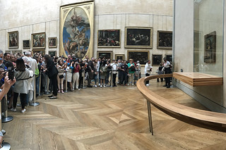 Musée du Louvre - Painting Leonardo Da Vinci Mona Lisa  crowd side