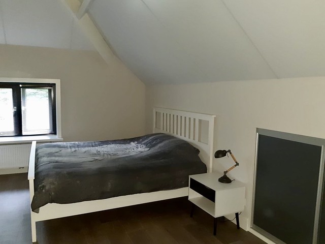 Wit bed landelijke slaapkamer