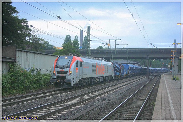 HVLE 159 002 mit Kieswagenzug (Faeepprrs-Ganzzug) nach Süden