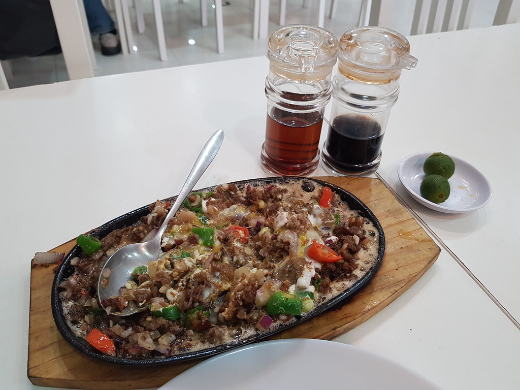 菲律賓鐵板炒豬肉 Sisig Pork rm$13.90 with 大蒜飯 Garlic Rce rm$2.50 @ Laguna Filipino Bar & Restaurant PJ Seksyen 19