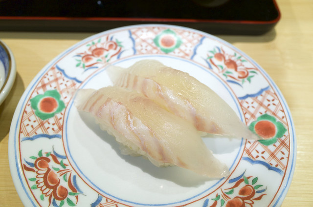 Olive flounder sushi / ひらめ / まわる寿司 博多魚がし 博多1番街店 (福岡市博多区)