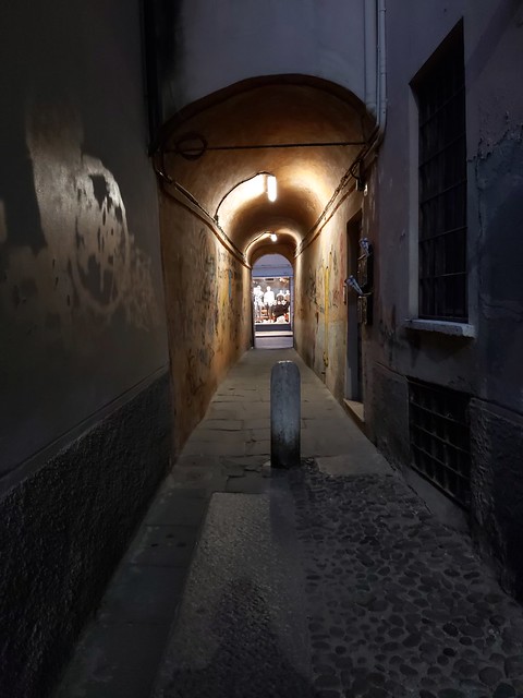 La luce in fondo al tunnel, Via della Mainolda. Mantova