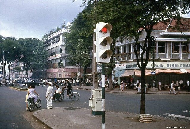 1962 SAIGON STREET SCENE - Đại lộ Lê Lợi