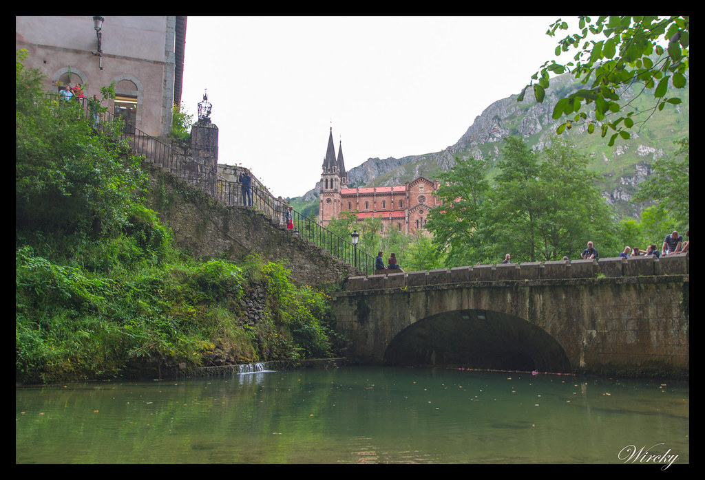 Visita al Santuario de Covadonga - El Pozón y la Basílica