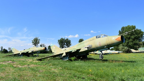 aviation aircraft hungary wr wrecks relics pápa mig21 su22 storage area stored sukhoi su22m3 cn 51610 air force serial 10
