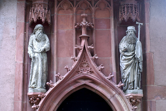 Frankfurt-Höchst, St. Justinuskirche, Nordportal, Heilige Paulus von Theben und Antonius Eremita