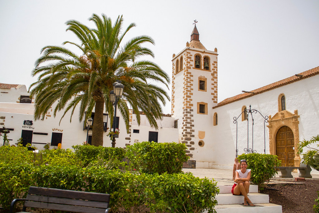Plaza e iglesia de Betancuria en Fuerteventura un imprescindible al visitar las islas Canarias Plaza e iglesia de Betancuria en Fuerteventura un imprescindible al visitar las islas Canarias