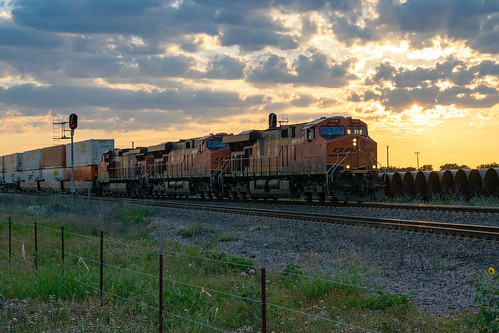 saginaw tx texas ge es44dc bnsf intermodal containers double stacks sunset rays rails train clouds