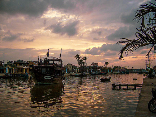 hoian vietnam evening eveninglight river boats