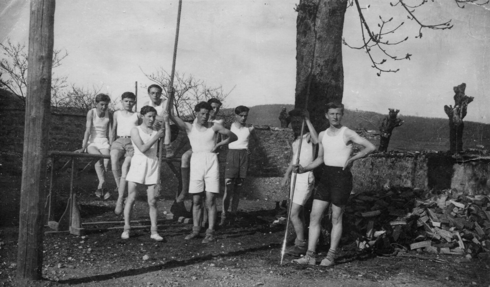 Séance de gymnastique au collège d'Orgelet en avril 1941