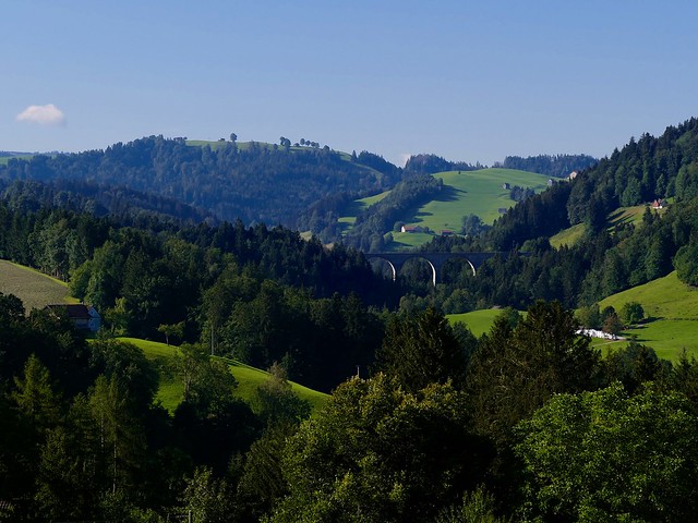 Weissenbach-Viadukt, gesehen von Egg auf der anderen Talseite