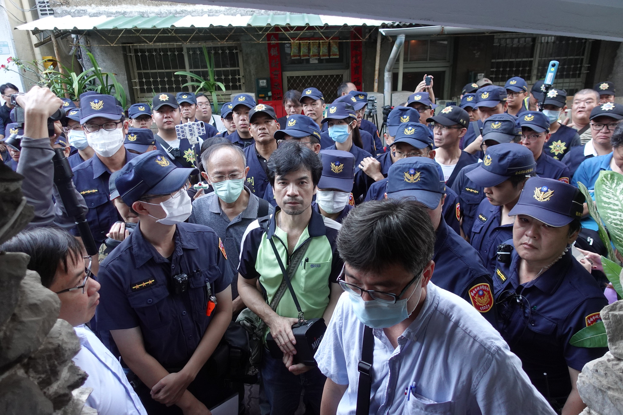 鐵道局人員帶領大批警察來到陳家門口，希望跟陳致曉當面溝通。（攝影：張智琦）