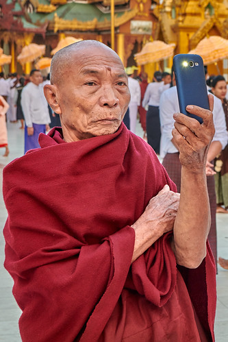 shwedagon pagoda shwedagonpagoda yangon myanmar nikon nikond850 d850 joaofigueiredo joaoeduardofigueiredo joão joao eduardo figueiredo sunrise buddhist temple stub stuba burma buddhism monks novices monk selfie