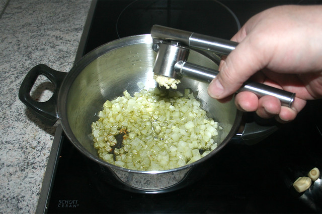 09 - Squeeze garlic / Knoblauch dazu pressen