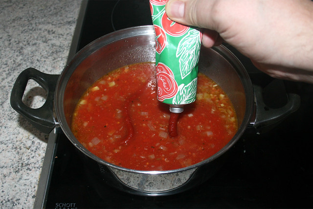 12 - Add tomato puree / Tomatenmark addieren