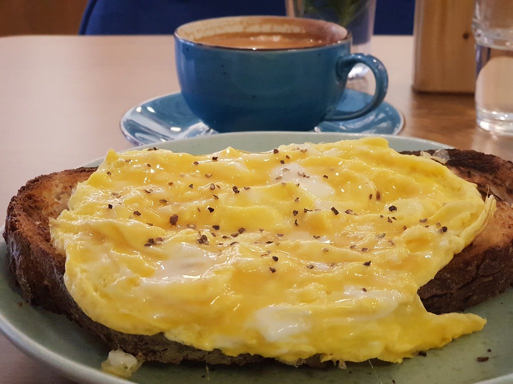 烤酸酵麵包配炒蛋 Toast Sourdough with scrambled egg rm$8 & 拿鐵 Latte rm$11 @ Starman Coffee in Puchong Bandar Puteri