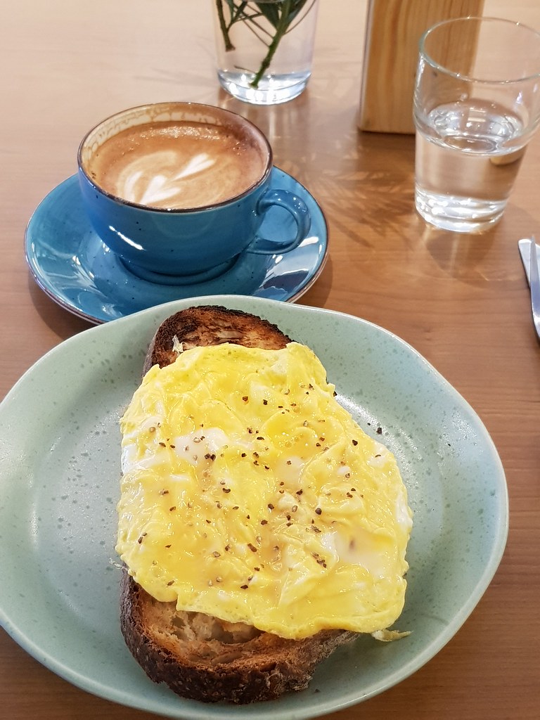 烤酸酵麵包配炒蛋 Toast Sourdough with scrambled egg rm$8 & 拿鐵 Latte rm$11 @ Starman Coffee in Puchong Bandar Puteri